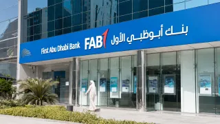 سهم بنك أبوظبي الأول يتراجع 2.8%.. والمحللون يوصون بالشراء